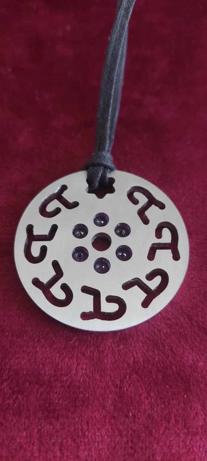 Collier pendentif cercle Rebecca - Argenté et pierres violettes - Très bon état – photo 10